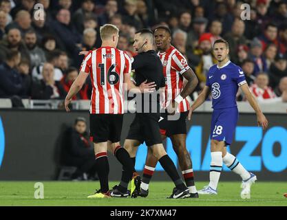London, Großbritannien. 19. Oktober 2022. Ivan Toney und Ben Mee von Brentford sprechen mit Schiedsrichter Jarred Gillett, um während des Spiels der Premier League im Brentford Community Stadium, London, für eine Strafgebühr zu appellieren. Bildnachweis sollte lauten: Paul Terry/Sportimage Kredit: Sportimage/Alamy Live News Stockfoto