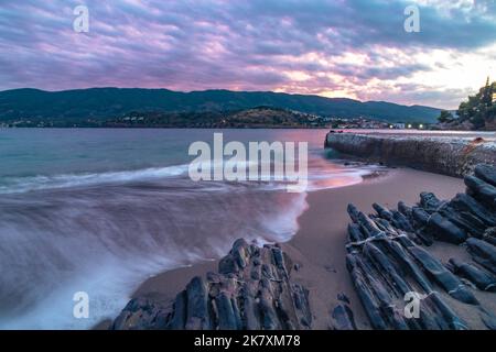 Wellen spritzen auf einzigartige Felsformationen am Strand von Poros, Griechenland Stockfoto