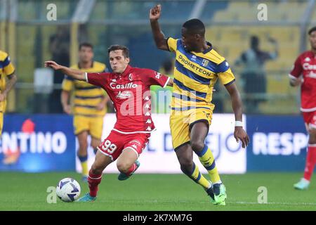 Ennio Tardini Stadium, Parma, Italien, 19. Oktober 2022, Ange-Yoan Bonny (Parma Calcio) und Alessandro Mallamo (SSC Bari) während des Spiels Parma Calcio gegen SSC Bari - italienischer Fußball Coppa Italia Stockfoto