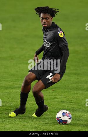 Swansea, Großbritannien. 18. Oktober 2022. Ovie Ejaria vom FC Reading in Aktion. EFL Skybet Championship Match, Swansea City gegen Reading im Swansea.com Stadium in Swansea, Wales am Dienstag, den 18.. Oktober 2022. Dieses Bild darf nur für redaktionelle Zwecke verwendet werden. Nur zur redaktionellen Verwendung, Lizenz für kommerzielle Nutzung erforderlich. Keine Verwendung bei Wetten, Spielen oder Veröffentlichungen einzelner Clubs/Vereine/Spieler. PIC by Andrew Orchard/Andrew Orchard Sports Photography/Alamy Live News Credit: Andrew Orchard Sports Photography/Alamy Live News Stockfoto