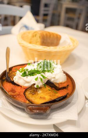 Auberginen in Tomatensauce und Feta-Käse. Griechisches Gericht in einer Pfanne in Athen Stockfoto