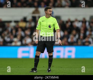 Schiedsrichter Tony Harrington während des Premier League-Spiels Newcastle United gegen Everton in St.. James's Park, Newcastle, Großbritannien. 19. Oktober 2022. (Foto von Mark Cosgrove/News Images) in Newcastle, Großbritannien am 10/19/2022. (Foto von Mark Cosgrove/News Images/Sipa USA) Quelle: SIPA USA/Alamy Live News Stockfoto