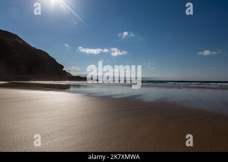 Die Sonne scheint am Perranporth Strand in Cornwall Stockfoto