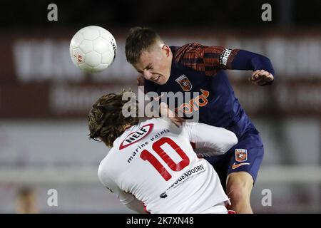 Werkendam - (lr) Lowie van Zundert oder Kozak Boys, Enzo Cornelisse von Vitesse während des Toto KNVB Cup-Spiels zwischen Kozak Boys und Vitesse im Sportpark de Zwaaier am 19. Oktober 2022 in Werkendam, Niederlande. ANP | Niederländische Höhe | BART STOUTJEDIJK Stockfoto