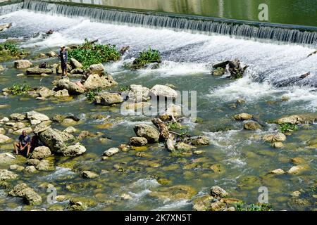 Kleiner Staudamm am fluss chavon in der dominikanischen republik Stockfoto