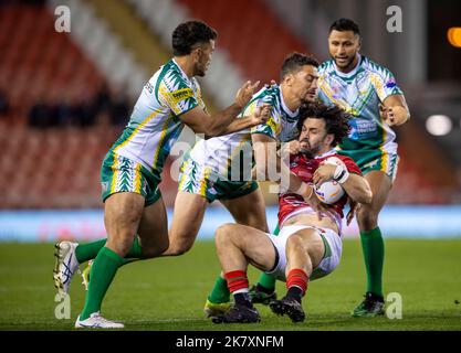 Leigh Sports Village, Greater Manchester, Großbritannien. 19.. Oktober 2022; Leigh Sports Village, Greater Manchester, England: Rugby League World Cup Wales versus Cook Islands; Rhys Williams von Wales wird angegangen Credit: Action Plus Sports Images/Alamy Live News Stockfoto