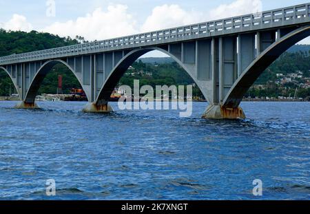 Moderne Brücke in der Bucht der halbinsel samana in der dominikanischen republik Stockfoto