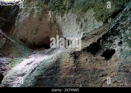 Malerische Linea-Höhle im Nationalpark Los haitises in der dominikanischen republik Stockfoto