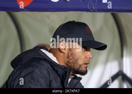 Birmingham, Großbritannien. 19. Oktober 2022. Vincent Kompany-Manager von Burnley während des Sky Bet Championship-Spiels Birmingham City gegen Burnley in St Andrews, Birmingham, Großbritannien, 19.. Oktober 2022 (Foto von Simon Bissett/News Images) in Birmingham, Großbritannien am 10/19/2022. (Foto von Simon Bissett/News Images/Sipa USA) Quelle: SIPA USA/Alamy Live News Stockfoto