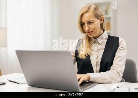 Schreiberin tippt auf dem Laptop Stockfoto