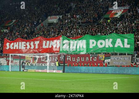 Augsburg, Deutschland. 19. Oktober 2022. firo : 19. Oktober 2022, Fußball, DFB-Pokal, Saison 2022/2023, 2. Cup-Runde FC Augsburg - FC Bayern München FC Augsburg, FCA, Augsburg, Fans, Schal, Flaggen, choreo, Credit: dpa/Alamy Live News Stockfoto