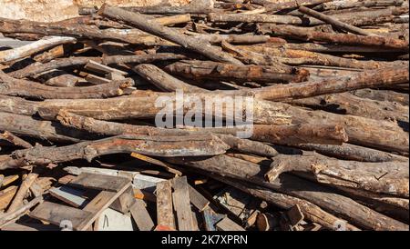 Ein Haufen formloser Holzreste. Holzstämme in verschiedenen Größen Stockfoto
