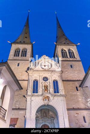 Bunte Leodegar-Kirche Basilika Fassade Nacht beleuchtet Luzern Schweiz St. Michael Statue ursprünglich ein Kloster im Jahr 1100s wurde eine Kirche im Jahr 18 Stockfoto