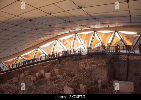 Die Menschen besuchen die Ruinen von Göbeklitepe. Göbeklitepe ist der erste und größte Tempel der Geschichte. Gobeklitepe gehört zum UNESCO-Weltkulturerbe. Stockfoto