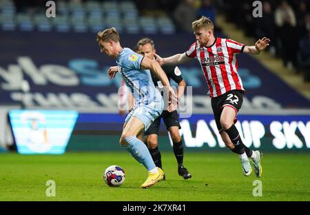 Ben Sheaf von Coventry City (links) und Tommy Doyle von Sheffield United kämpfen beim Sky Bet Championship-Spiel in der Coventry Building Society Arena, Coventry, um den Ball. Bilddatum: Mittwoch, 19. Oktober 2022. Stockfoto