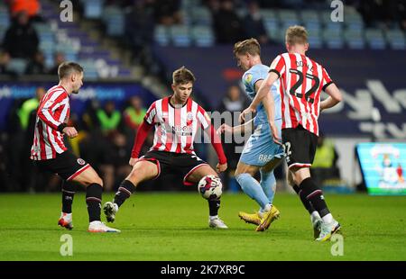 Ben Sheaf von Coventry City (zweite rechts) und James McAtee von Sheffield United (Mitte) kämpfen während des Sky Bet Championship-Spiels in der Coventry Building Society Arena, Coventry, um den Ball. Bilddatum: Mittwoch, 19. Oktober 2022. Stockfoto