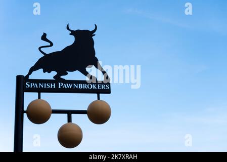 Spanische Pfandhäuser unterzeichnen in Spanien. Ein Pfandschild an der Costa Blanca mit Bullenumriss und drei hängenden Bällen Stockfoto