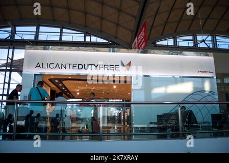 Duty Free-Shop von Alicante im Terminal des Flughafens Alicante Elche Miguel Hernández, Spanien, Europa. Einzelhandelsgeschäft Stockfoto