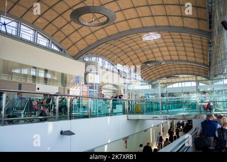 Strukturen innerhalb des Flughafens Alicante Elche Miguel Hernández, Spanien, Europa. Gewölbtes Dach. Ankunft des Passagiers unten, Abflug oben Stockfoto