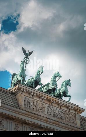 Quadriga aus dem 18.. Jahrhundert - 4 Pferdeskulpturen auf dem Brandenburger Tor gegen blauen Himmel in Berlin Mitte, Deutschland, Europa, Stockfoto