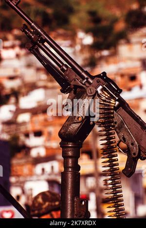 Militärische Person Bekämpfung der städtischen Gewalt in Rio de Janeiro Favela. Besetzung von benachteiligten Gebieten durch die Armee als Teil der Regierungspolitik für öffentliche Sicherheit in Vorbereitung auf die Fußball-Weltmeisterschaft 2014 in Brasilien. Stockfoto