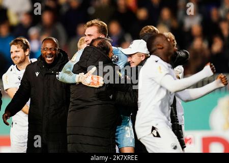 Sandhausen, Deutschland. 19. Oktober 2022. Fußball: DFB-Pokal, SV Sandhausen - Karlsruher SC, 2.. Runde, BWT Stadium am Hardtwald. Sandhausener Torhüter Nikolai Rhnen (Mitte) feiert den Sieg mit Teamkollegen. Kredit: Uwe Anspach/dpa - Nutzung nur nach schriftlichem Vereinbarung mit der dpa/Alamy Live News Stockfoto