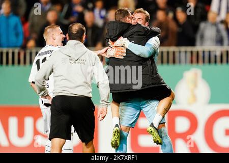 Sandhausen, Deutschland. 19. Oktober 2022. Fußball: DFB-Pokal, SV Sandhausen - Karlsruher SC, 2.. Runde, BWT Stadium am Hardtwald. Sandhausener Torhüter Nikolai Rhnen (r) feiert den Sieg mit Teamkollegen. Kredit: Uwe Anspach/dpa - Nutzung nur nach schriftlichem Vereinbarung mit der dpa/Alamy Live News Stockfoto