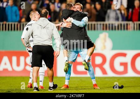 Sandhausen, Deutschland. 19. Oktober 2022. Fußball: DFB-Pokal, SV Sandhausen - Karlsruher SC, 2.. Runde, BWT Stadium am Hardtwald. Sandhausener Torhüter Nikolai Rhnen (r) feiert den Sieg mit Teamkollegen. Kredit: Uwe Anspach/dpa - Nutzung nur nach schriftlichem Vereinbarung mit der dpa/Alamy Live News Stockfoto