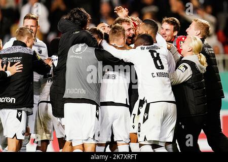 Sandhausen, Deutschland. 19. Oktober 2022. Fußball: DFB-Pokal, SV Sandhausen - Karlsruher SC, 2.. Runde, BWT Stadium am Hardtwald. Sandhausener Torhüter Nikolai Rhnen (Mitte) feiert den Sieg mit Teamkollegen. Kredit: Uwe Anspach/dpa - Nutzung nur nach schriftlichem Vereinbarung mit der dpa/Alamy Live News Stockfoto