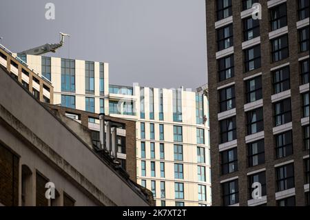 LONDON - 2. November 2020: Abstrakter Blick auf moderne Bürogebäude in Whitechapel Stockfoto