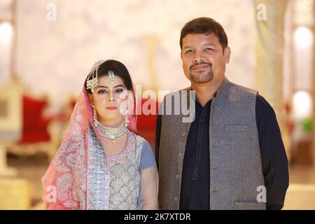 Braut bei pakistanischer Hochzeit: Traditionelle Nikah-Zeremonie in Karachi Stockfoto