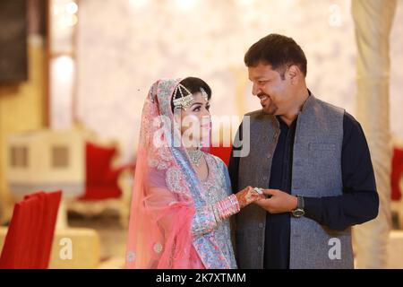Braut bei pakistanischer Hochzeit: Traditionelle Nikah-Zeremonie in Karachi Stockfoto
