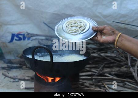 Die Zubereitung südindischer hausgemachter Reis-Murukku für Diwali-Festival-Snacks auf traditionelle Weise Stockfoto