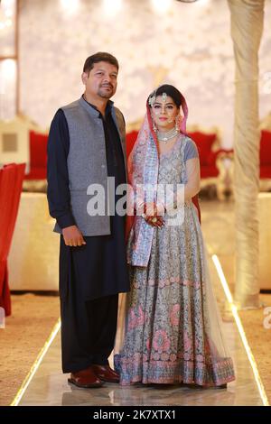 Braut bei pakistanischer Hochzeit: Traditionelle Nikah-Zeremonie in Karachi Stockfoto
