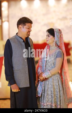 Braut bei pakistanischer Hochzeit: Traditionelle Nikah-Zeremonie in Karachi Stockfoto