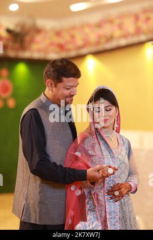 Braut bei pakistanischer Hochzeit: Traditionelle Nikah-Zeremonie in Karachi Stockfoto