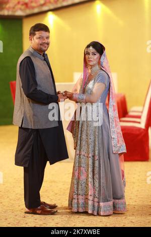 Braut bei pakistanischer Hochzeit: Traditionelle Nikah-Zeremonie in Karachi Stockfoto