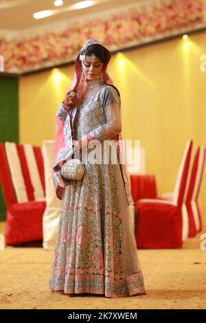 Braut bei pakistanischer Hochzeit: Traditionelle Nikah-Zeremonie in Karachi Stockfoto