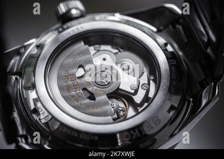 Tokio, Japan - 28. Juli 2022: Rückseite der Japan Armbanduhr mit transparentem Gehäuse. Seiko Sharp Presage SPB223J1, die Seiko Presage Serie ist ein Stockfoto