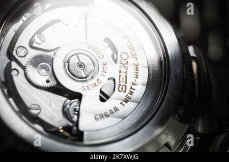 Tokio, Japan - 28. Juli 2022: Seiko Sharp Edged Presage SPB223J1, Makrofoto der Rückseite der japanischen Armbanduhr. Die Seiko Presage Serie ist ein All-Me Stockfoto