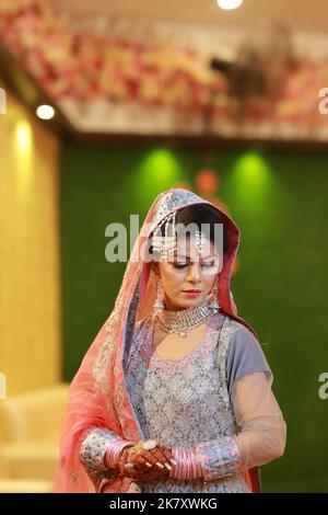 Braut bei pakistanischer Hochzeit: Traditionelle Nikah-Zeremonie in Karachi Stockfoto