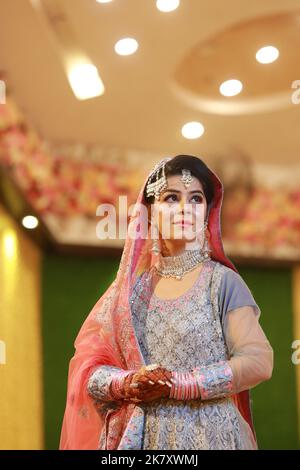 Braut bei pakistanischer Hochzeit: Traditionelle Nikah-Zeremonie in Karachi Stockfoto