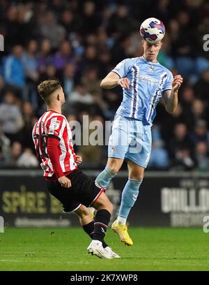 Ben Sheaf von Coventry City (rechts) und James McAtee von Sheffield United kämpfen während des Sky Bet Championship-Spiels in der Coventry Building Society Arena, Coventry, um den Ball. Bilddatum: Mittwoch, 19. Oktober 2022. Stockfoto