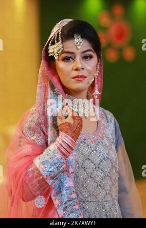 Braut bei pakistanischer Hochzeit: Traditionelle Nikah-Zeremonie in Karachi Stockfoto