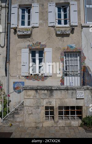 Ein Haus in der Rue Sur les Murs (an der Wallstreet), La Rochelle, Charente Maritime, Nouvelle-Aquitaine, Frankreich Stockfoto