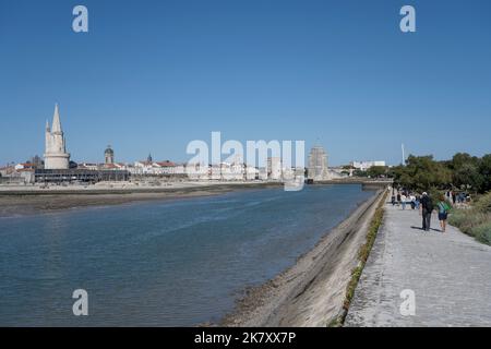 Die drei alten Türme bewachen den Eingang zum alten Hafen von La Rochelle, Charente Maritime, Frankreich Stockfoto