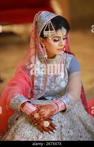 Braut bei pakistanischer Hochzeit: Traditionelle Nikah-Zeremonie in Karachi Stockfoto