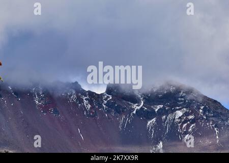 Berge von Wolken bedeckt Stockfoto