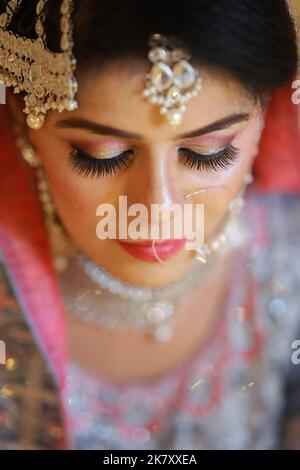 Braut bei pakistanischer Hochzeit: Traditionelle Nikah-Zeremonie in Karachi Stockfoto