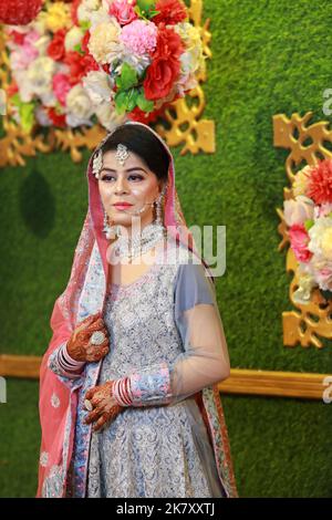 Braut bei pakistanischer Hochzeit: Traditionelle Nikah-Zeremonie in Karachi Stockfoto